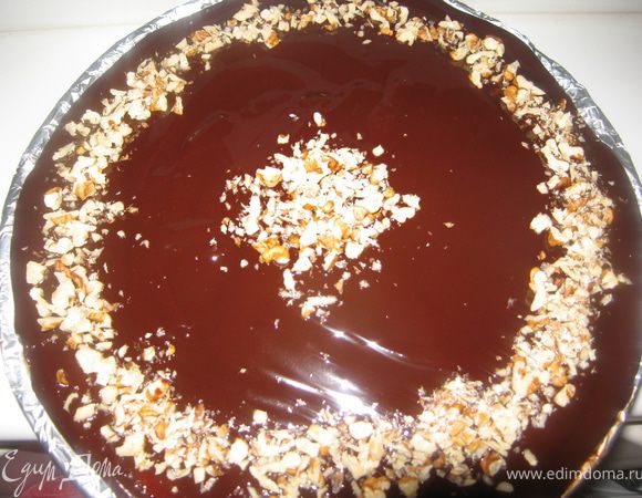 Равномерно распределить. Украсить по желанию. Я это сделала мелко нарезанными грецкими орехами. Торт поставить в холодильник.