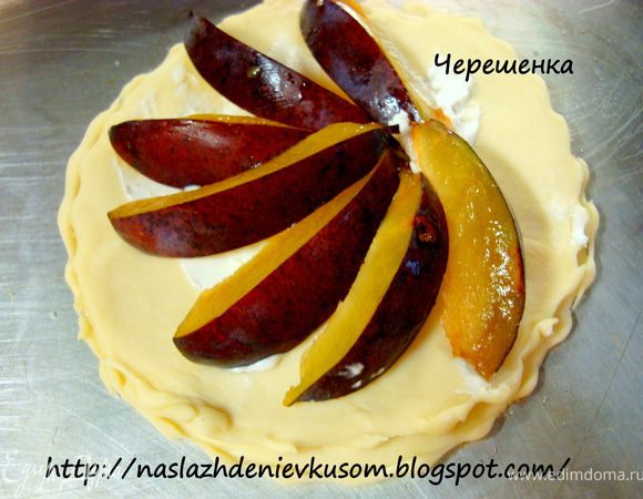 Сверху укладываем сыр, порезанный кружочками. Если у вас сыр мягкий, то выложите его просто ложечкой и немного размажьте…а затем фрукты, порезанные дольками… слива…