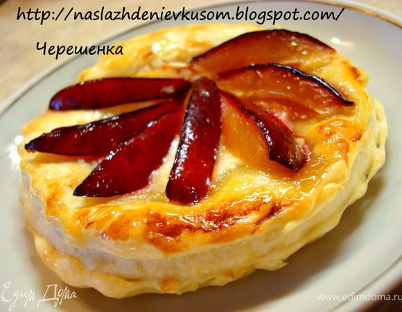 Полейте фрукты сверху медом (рекомендую хорошо размазать кисточкой). Края пирожных смажьте взбитым яйцом с молоком и сахаром (на 1 яйцо 2 ст.ложки молока и 1 ст.ложка сахара)… На нижнюю полку духовки поставьте жаропрочную миску с водой… Дополнительная влага, которая образуется в духовом шкафу, даст дополнительный объем и пышность слоеному тесту…Теперь хорошо сбрызнуть водой противень между пирожными  и выпекайте в заранее разогретой до 220 градусов духовке 10-15 минут, до золотистого цвета… Не передержите пирожные! В противном случае они у вас пересохнут и будут жесткими (это относится к любому изделию из слоеного теста)…