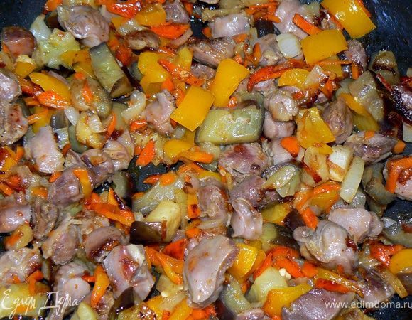 Обжарить на растительном масле морковь и лук минут 5-7, добавить куриные желудки, перец.Последним добавить баклажан, посолить, поперчить, перемешать, потушить еще.
Затем добавить лавровый лист, чеснок, перемешать, жарить ещё минут 20-25.
Затем выключить плиту и оставить еще на 10 минут постоять под крышкой. 