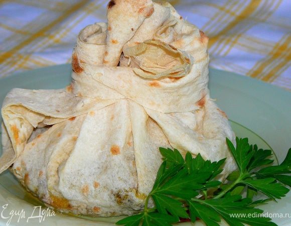 Поставить в духовку, разогретую до 160 градусов, на 20-30 минут.
узелок можно кушать и без духовки, но после запекания, лаваш становится хрустящим.
приятного аппетита!