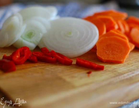 Рыбу нарежьте небольшими брусочками.Лук и морковь-кружочками,перец чили-колечками.