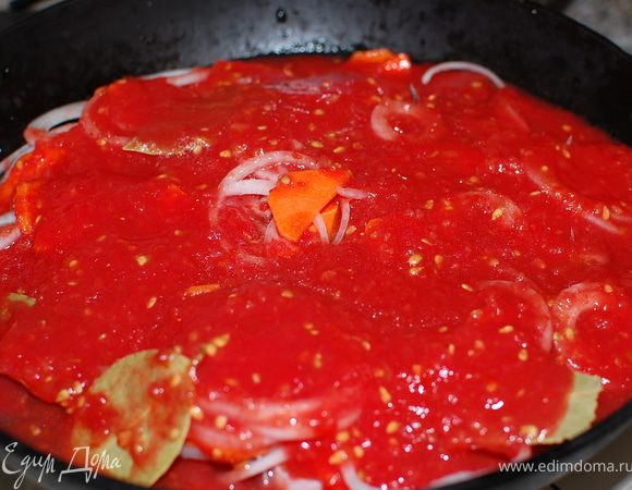 Помидоры в собственном соку протрите через сито.Добавьте растительное масло,посахарите и посолите.Залейте этой смесью рыбу с овощами.Готовьте на сильном огне 5мин.Уменьшите огонь,накройте крышкой  и тушите еще мин 10-12.