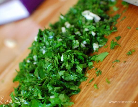Зелень  с чесноком мелко порубите,добавьте щепотку сахара и сок половинки лимона/лайма.
