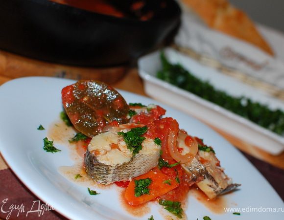 Выложите готовую рыбу на блюдо и заправьте получившимся соусом.
Все! Приятного аппетита!