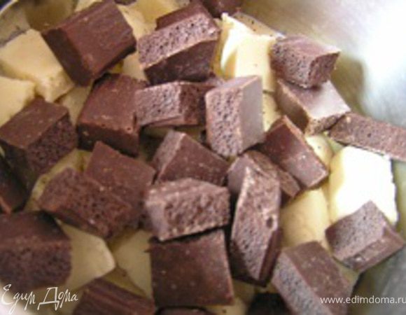 Сгущеное молоко выложить в кастрюльку, поставить на медленный огонь, добавить поломанный на кусочки шоколад,