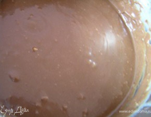 нагревать, постоянно помешивая, до полного растворения шоколада, снять с огня.