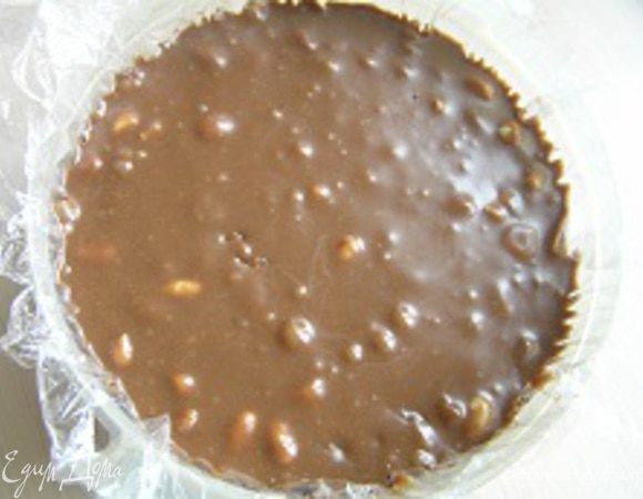 Форму для торта (у меня Ф14 см)застелить пищевой пленкой, выложить шоколадную массу, убрать в холодильник на 6-8 часов.
