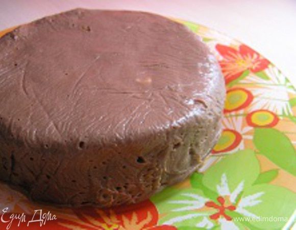 Вынуть торт из формы, перевернув его на тарелку, аккуратно снять пленку.