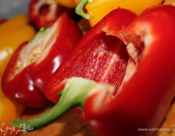 Нагреть духовку до 200 градусов. Перец вымыть, разрезать вдоль пополам, оставив плодоножки для красоты. Половинки перца смазать маслом, посолить.