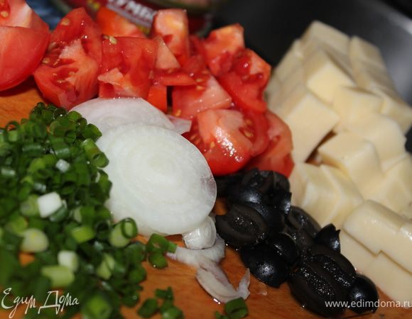 Помидоры черри вымыть и порезать пополам. Маслины тоже порезать пополам. Зеленый лук ополоснуть и порубить. Луковицу очистить и порезать кольцами. Моцареллу нарезать кусочками.