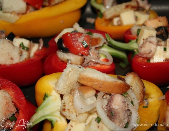 Наполнить начинкой перцы, выложить их на смазанный маслом противень, сбрызнуть оставшимся маслом и запекать 20 минут.