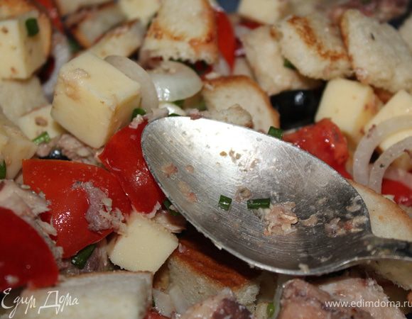 В оставшуюся порцию начинки я дорезала помидорки,маслины, лук и зелень, полила все маслом растительным и посолила по вкусу. Получился вот такой салатик.:)