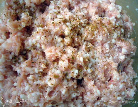Куриный фарш смешать с рисом и специями (в моём случае кориандр молотый, базилик, тимьян, тмин, майоран, паприка молотая, смесь перцев), посолить, оставить пропитаться.