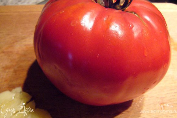 Чеснок раздавим ребром ножа, помидоры порежем толстенькими кружками (примерно 0,7-1 см толщиной).