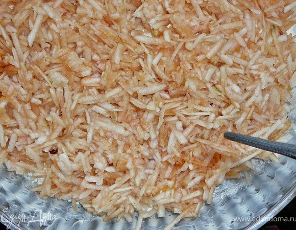 2слой-яблоки с лимоном(большая часть),разровнять.