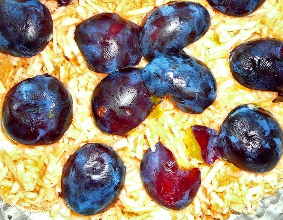 4слой-яблоки(меньшая часть)+слива(предварительно вымыта и очищена от косточки,разрезана на половинки),разровнять.