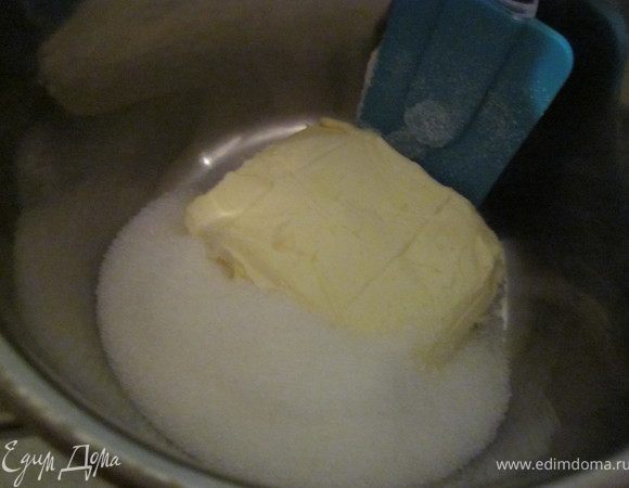 Масло растереть с сахаром.