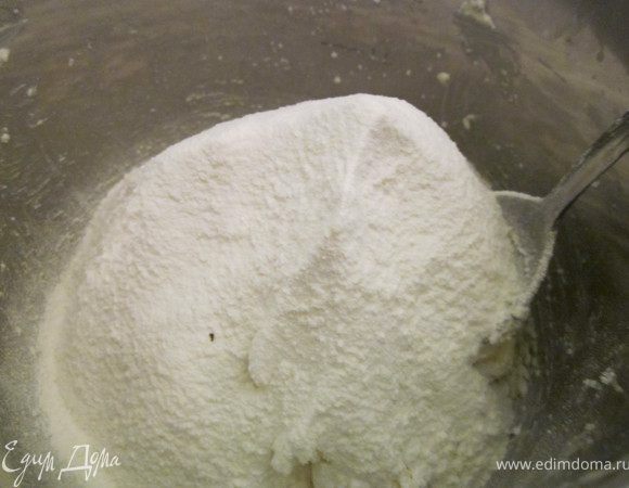 Добавить просеянную муку.