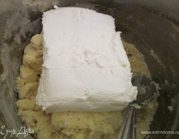 Добавить творог и хорошо все перемешать.