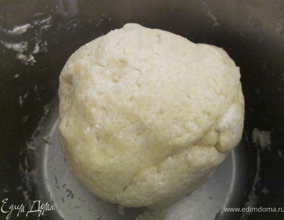 Все, тесто готово. Большую часть теста распределить по форме, сделав небольшие бортики.