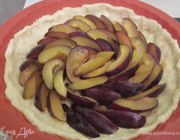 Сливу вымыть, удалить косточки и порезать. Разложить на тесто.