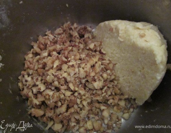 В оставшееся тесто подмешиваем порубленные орехи.