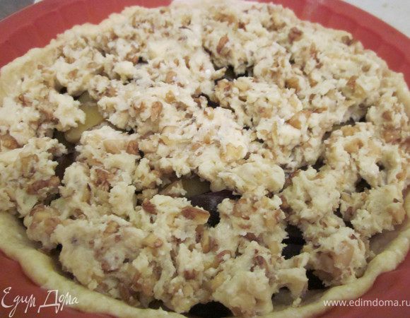 Отрывать от теста маленькие кусочки и раскладывать поверх сливы. 