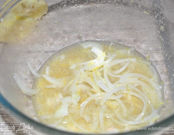 С лимонов натереть цедру, отжать сок.
Лук нарезать тонкими полукольцами.
Смешать масло, уксус, лимонный сок, цедру и лук.