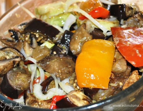 В маринад выложить теплые овощи. Перемешать и оставить мариноваться минимум на 3 часа. Периодически перемешивать.