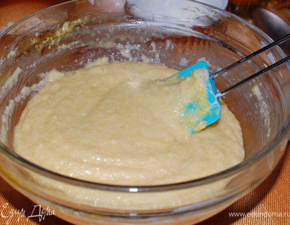 Смешать все сухие ингредиенты. Перемешать, влить йогурт и масло. Все размешать и добавить взбитое яйцо.