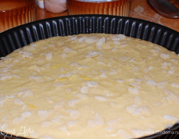 Форму диаметром 28–30 см смазать растительным маслом. Выложить тесто в форму. Я сверху посыпала миндальной стружкой. Выпекать в предварительно разогретой до 200°C духовке приблизительно 15–18 минут. Пока арисе выпекается, варим сироп. Сахар заливаем водой. Варим до полного растворения сахара. Остывшим сиропом заливаем горячее арисе. Даем немного остыть и нарезаем на кусочки.