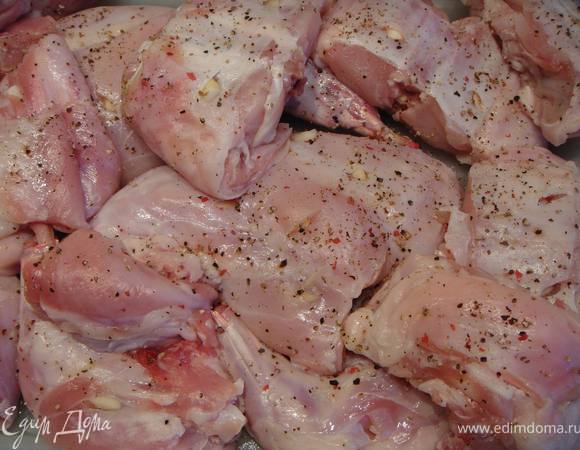 Кролика порезать на порционные кусочки и вымочить в течение часа в очень слабом уксусном растворе. Промыть под проточной водой, высушить полотенцем. Сделав надрезы, нашпиговать чесноком. Посолить, поперчить и оставить для пропитки на 30 мин.