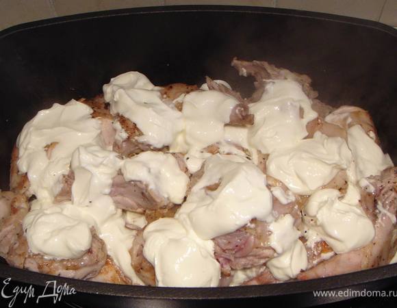 Переложить в кастрюлю, поливая каждый слой сметаной.