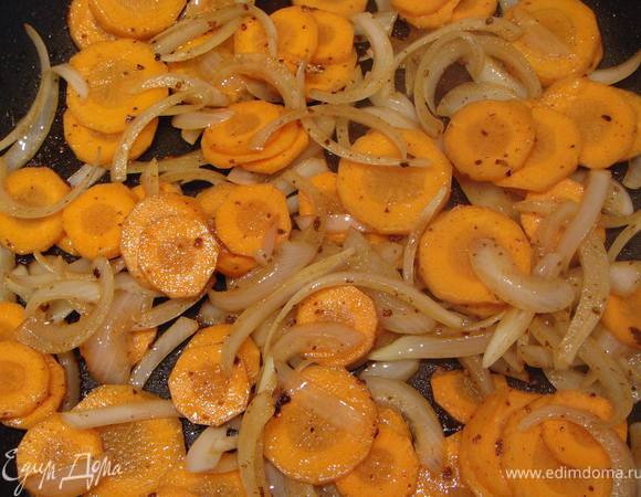 На оставшемся масле обжарить лук и морковь. Переложить в кастрюльку к кролику, добавить обжаренные грибы (у меня были заготовлены заранее) дать закипеть, сделать тихий огонь и тушить 40-60 минут. 