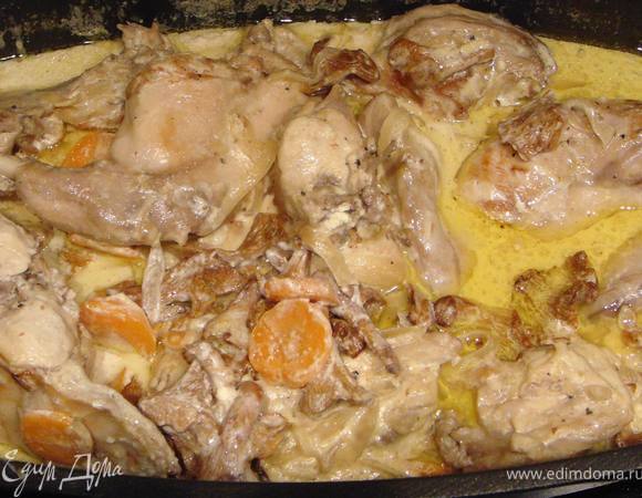 Готовность кролика проверять прокалыванием вилкой. Попробовать подливу на достаточность соли. При необходимости подсолить. Наше блюдо готово к употреблению.