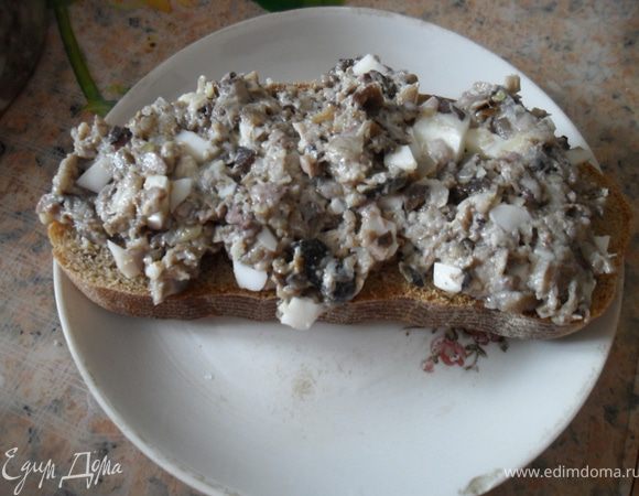 Отвариваем грибы,а потом их жарем вместе с луком,до золотистой корочки. Даём и остыть. Перекручиваем через мясорубку.Добавляем туда порезанные мелко яйца. чеснок выдавить через чесночницу. И добавляем майонез. Мажим на булочку. Приятного аппетита=)))