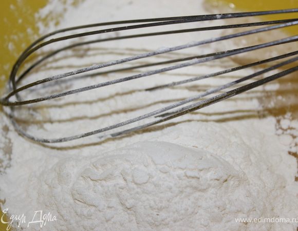 Постепенно всыпать смешанную со щепоткой соли муку.