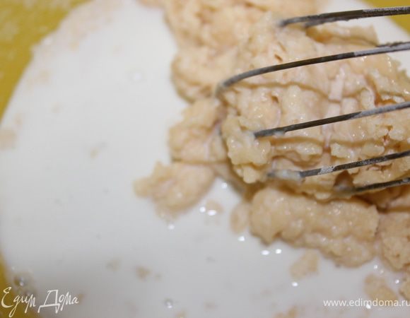 Добавить молоко и по желанию миндаль.