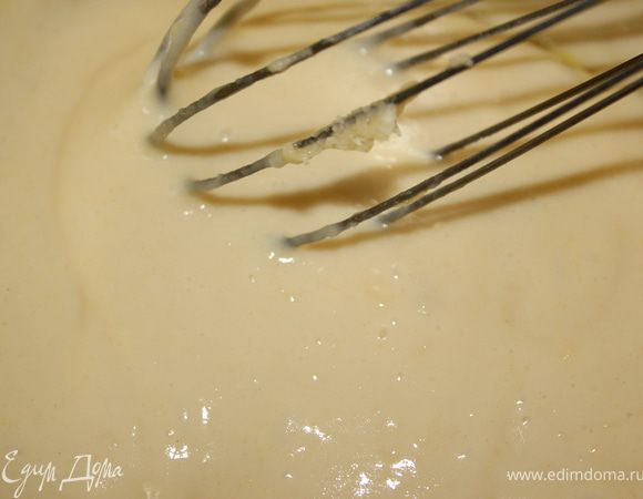 Замесить жидкое тесто.