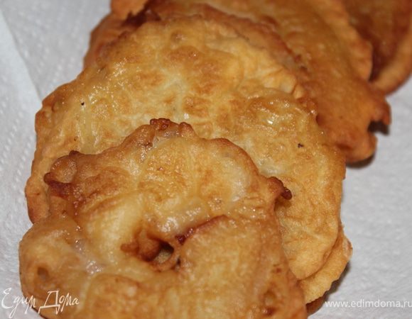 Переложить на бумажное полотенце, посыпать сахарной пудрой и корицей.