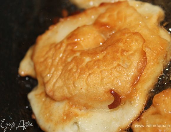 Разогреть в сотейнике масло. Яблоки обмакнуть в тесто и опустить в кипящее масло на 5-6 минут, до золотистого цвета.