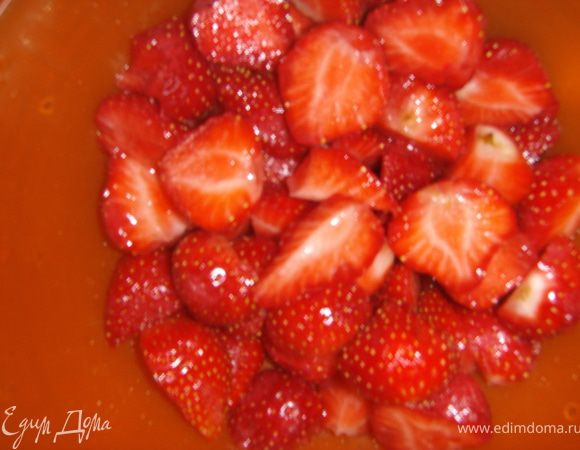 Клубнику вымыть, обсушить, отложить несколько самых красивых для украшения, остальные порезать на четвертинки (мелкие на половинки)