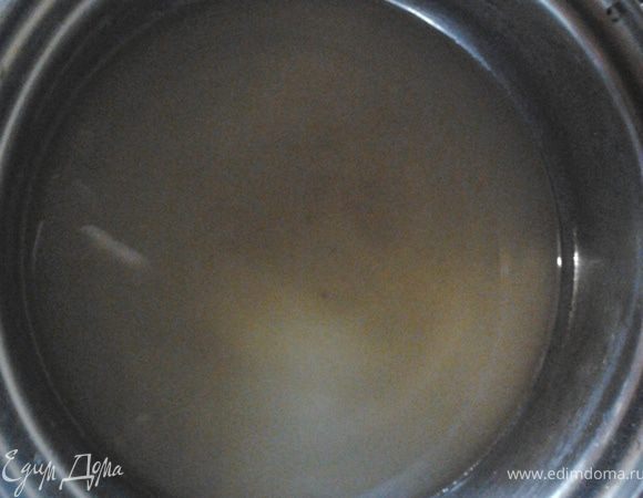 Крем
Сахар залить водой, поставить на огонь и варить на среднем огне (у меня 50 мин)