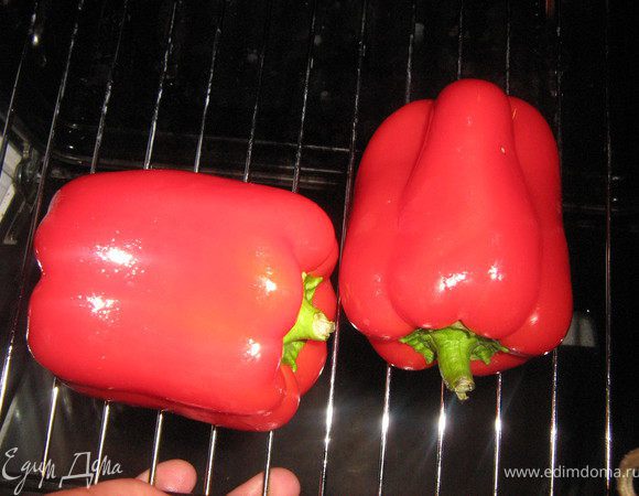 Перцы вымыть,вытеререть насухо,смазать раст.маслом и запечь под грилем в течение 20-25 минут. Сложить в посуду, накрыть и остудить.