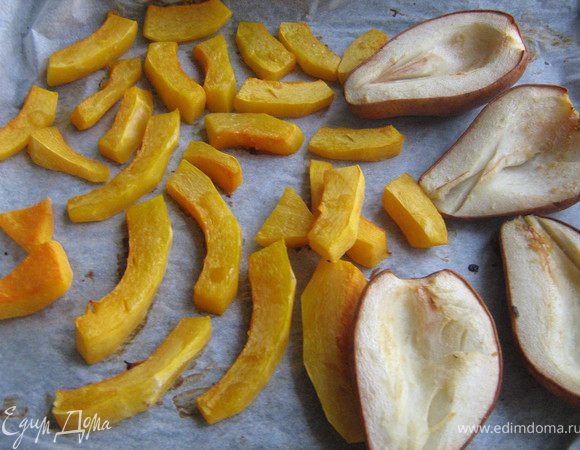 Тыкву очистить от семян и кожуры,нарезать ломтиками,груши разрезать на половинки,удалить сердцевину.На противень,застелённый фольгой или бумагой для выпечки выложить тыкву и груши,сбрызнуть маслом и запечь в разогретой до 200С духовке,пока тыква и груши не станут мягкими.
