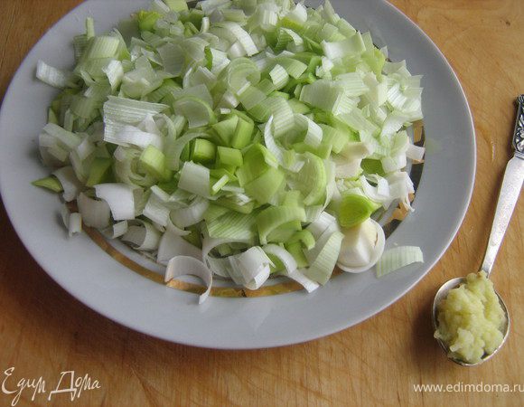 Порей мелко нарезать,имбирь очистить и натереть на мелкой тёрке.Разогреть в сковороде сливочное масло и обжарить в нём порей с имбирём до мягкости.