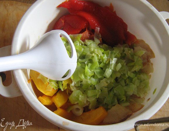 С запечённых перцев удалить семена и кожицу,с груш тоже снять кожуру,сложить в подходящую посуду все подготовленные ингредиенты,измельчить с помощью блендера,