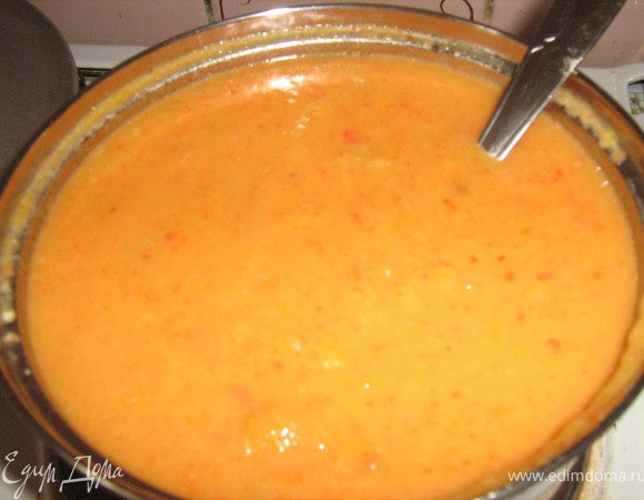 добавляя бульон,перелить в кастрюлю,добавить сливки,посолить,поперчить,прогреть.