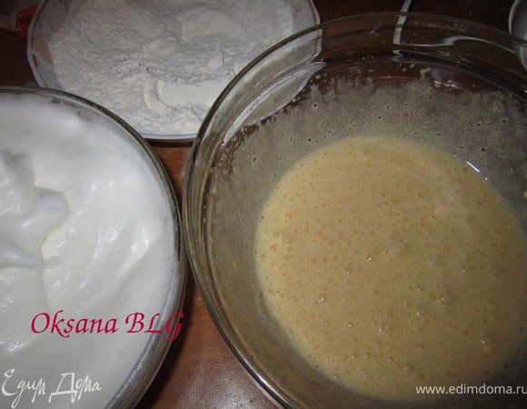 Для белого бисквита.
Муку, крахмал, разрыхлитель смешать.
Белки взбить до пены, добавить 2 ст.л. сахара, взбивать до стойких пиков. Желтки взбить с оставшимся сахаром.